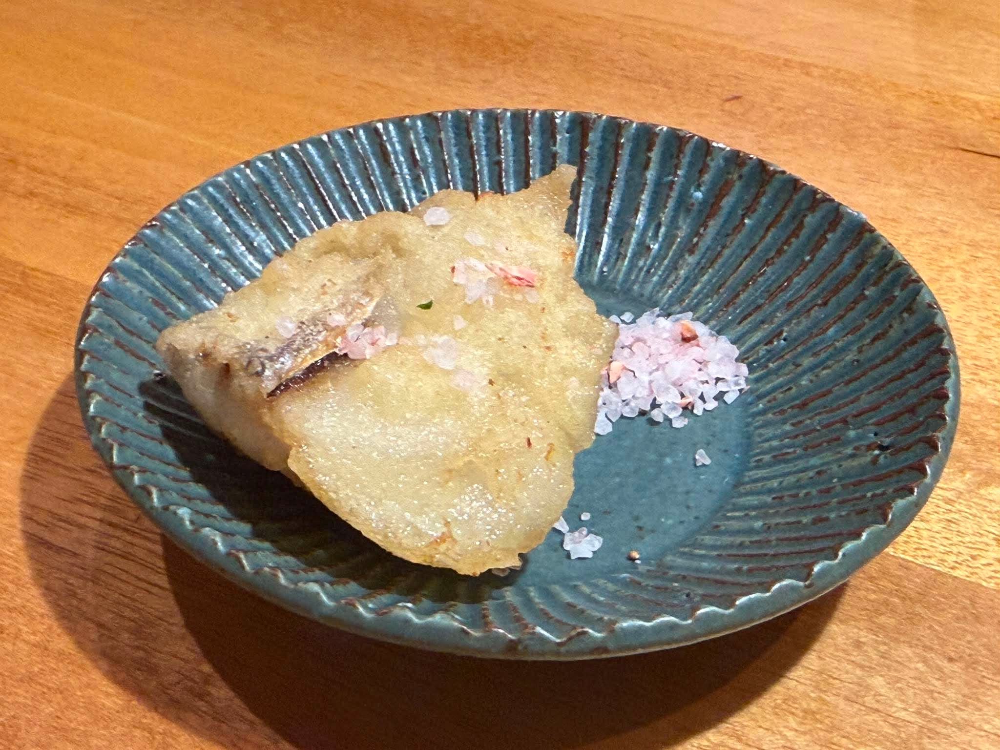 白身魚の天ぷらといちご塩
